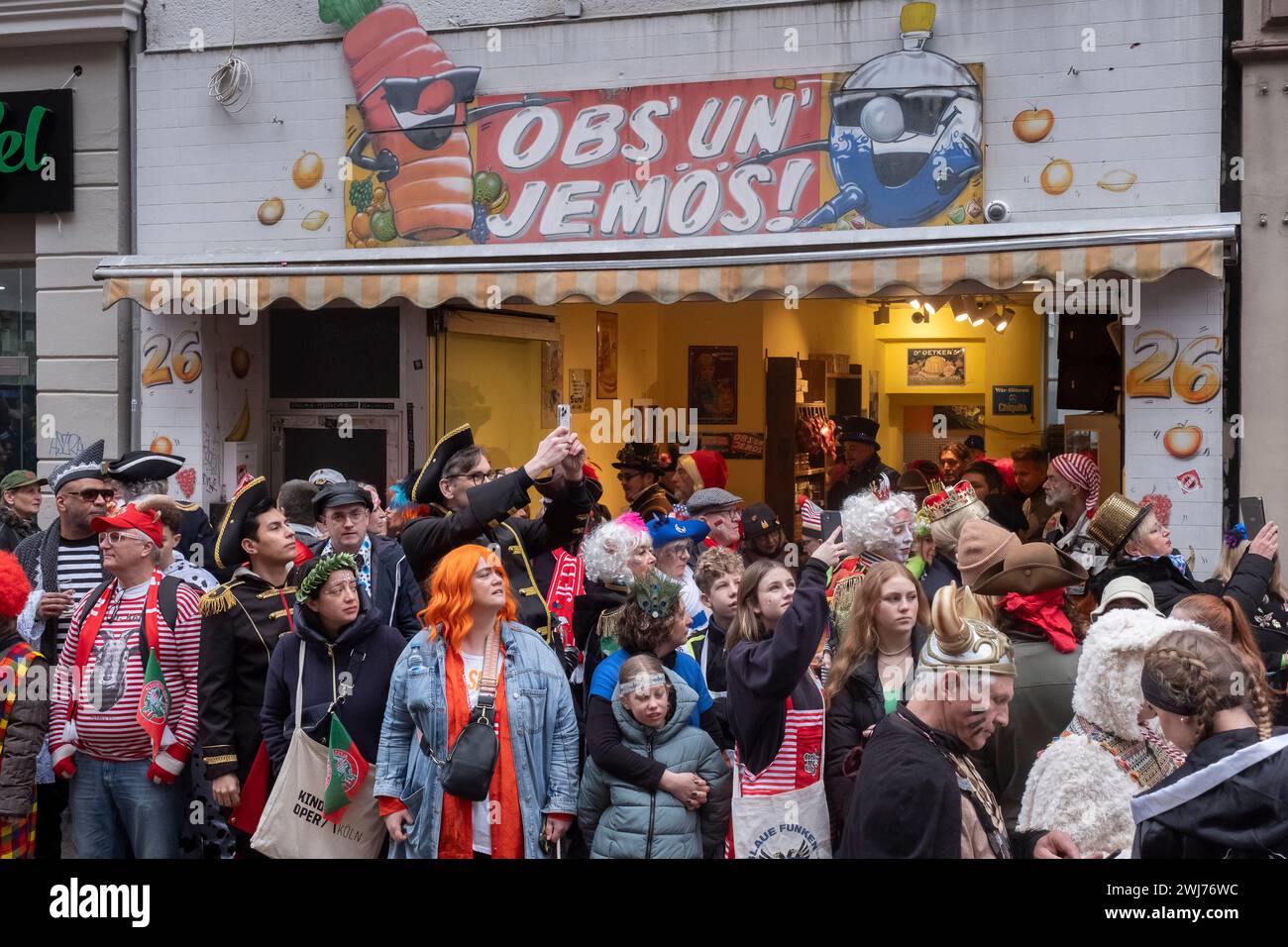 Karneval, Rosenmontag in Köln in der Severinstraße in der Vringsveedel, wo Köln noch immer am originellsten ist. Stockfoto