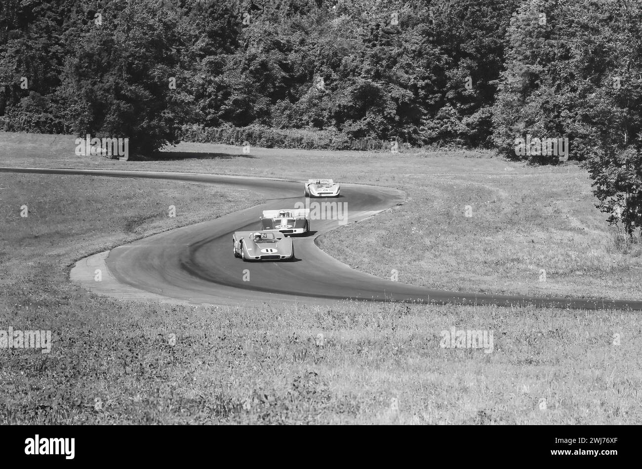 Lothar Motschenbacher vor 2 Autos durch die Kurven 7 und 8 bei der 9. Mid-Ohio USRRC-Runde 1968, startete 1., belegte 2. Platz Stockfoto