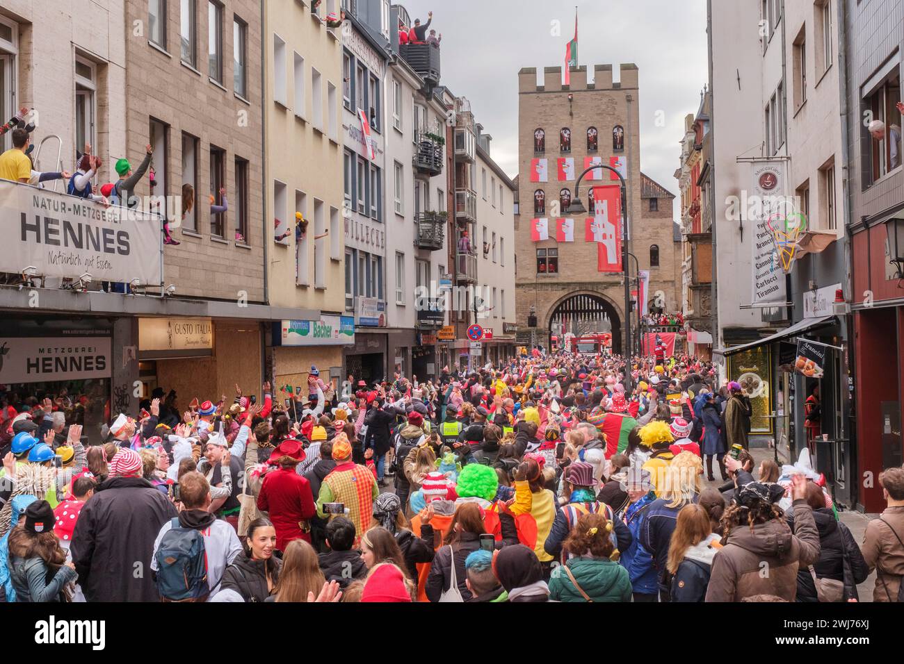 Karneval, Rosenmontag in Köln in der Severinstraße in der Vringsveedel, wo Köln noch immer am originellsten ist. Stockfoto