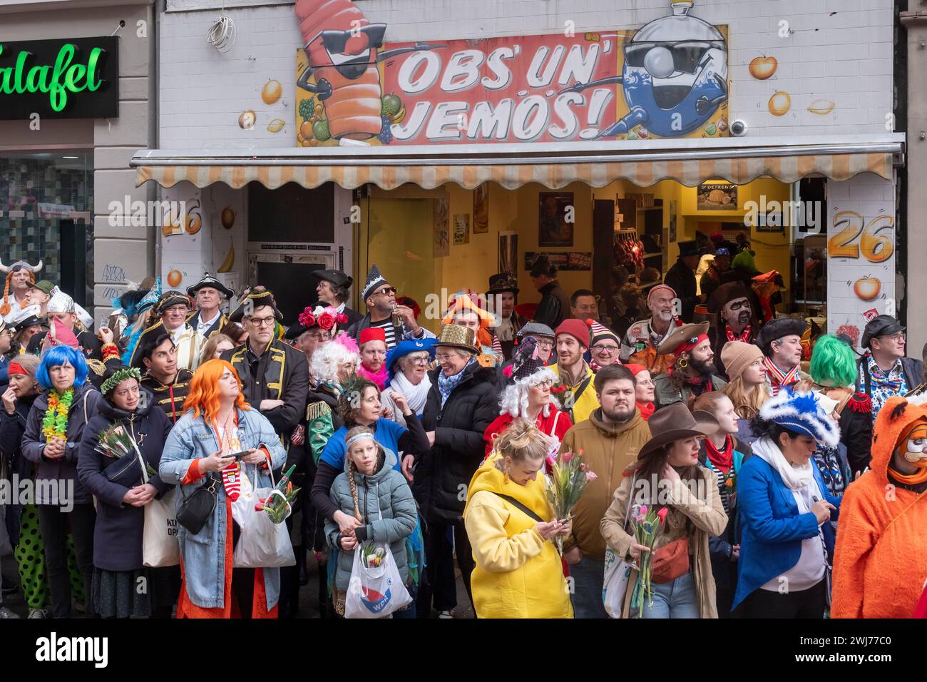 Karneval, Rosenmontag in Köln in der Severinstraße in der Vringsveedel, wo Köln noch immer am originellsten ist. Stockfoto