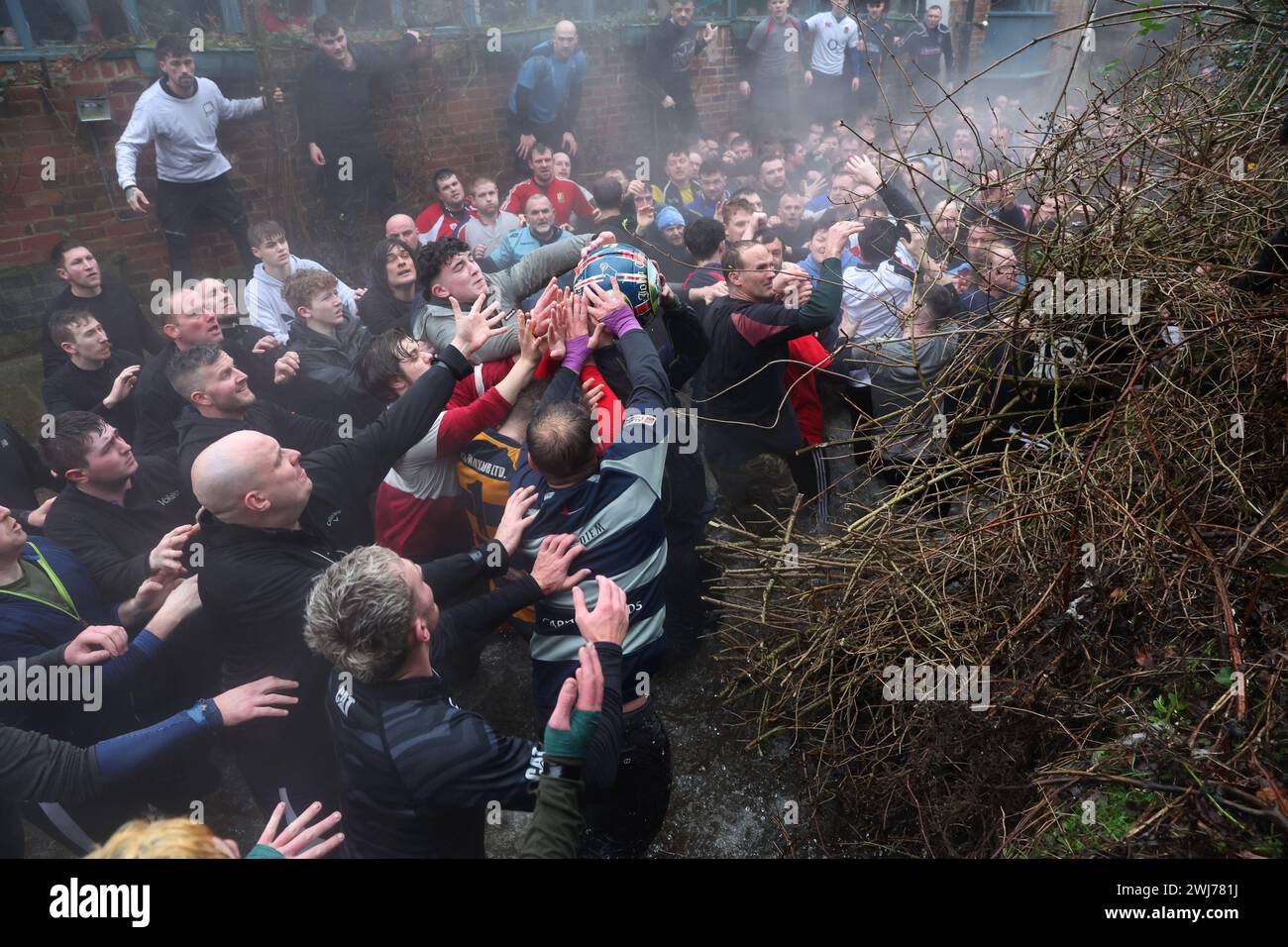 Seit 1667 wird der Kampf um den Ball beim Royal Shrovetide Football-Spiel zwischen den Dorfbewohnern von Ashbourne in Derbyshire ausgetragen. Die eine Seite wird als Upards und die andere als Downards bezeichnet. Jedes Team versucht, den Ball zurück zu seinem eigenen Tor zu tragen, um zu schießen. Der Bildnachweis sollte lauten: Cameron Smith/Sportimage Credit: Sportimage Ltd/Alamy Live News Stockfoto