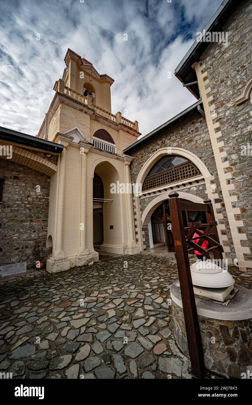 Ein architektonisches Wunderwerk mit elegantem Uhrturm und stabilem Eisenrahmen Stockfoto