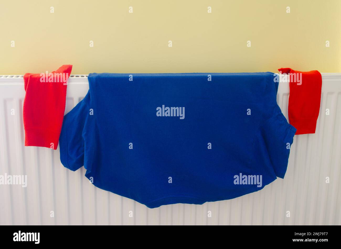 Nasswäsche Waschen Kleidung Trocknen auf Einem Zentralheizkörper Stockfoto
