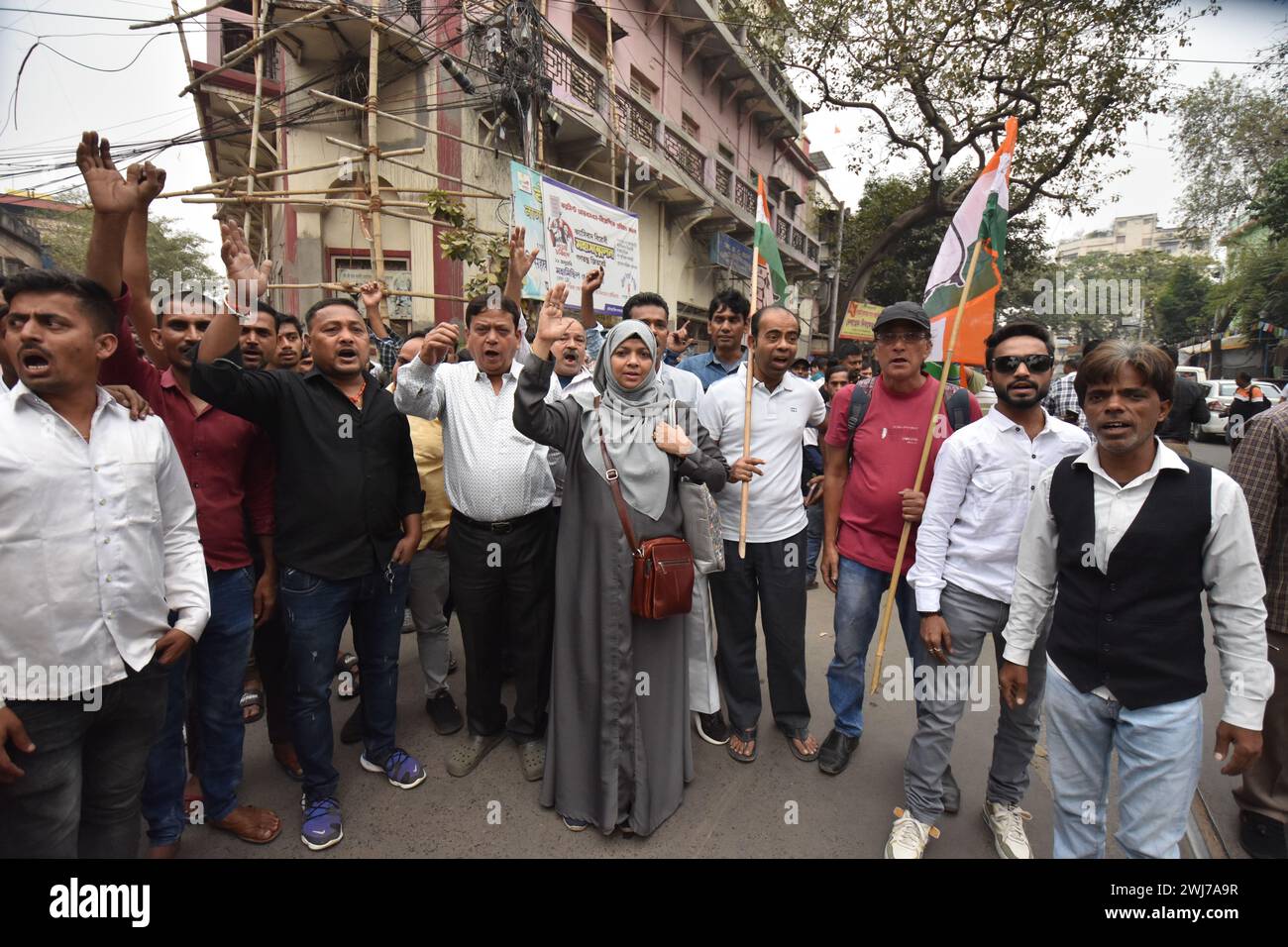 Kalkutta, Westbengalen, Indien. Februar 2024. Der Indische Nationalkongress organisiert einen protestmarsch vom Subodh Mullick Square zum Polizeipräsidium von Kalkutta in Lalbazar, in dem vermeintliche Unruhen und Vergewaltigungen von Frauen in Sandeshkhali, Sundarbans, sowie vermeintliche Misserfolge der Polizeiverwaltungen verurteilt werden. Die Partei fordert vehement die Verhaftung von Shaik Shajahan, einem Vorsitzenden des Trinamool-Kongresses, und anderen TMC-Mitgliedern, die an den Vorfällen beteiligt waren. Während auf den Straßen Widerhall von Meinungsverschiedenheiten ertönen, betonen Demonstranten die unmittelbare Notwendigkeit von Gerechtigkeit und Rechenschaftspflicht. Die Rallye unter Stockfoto