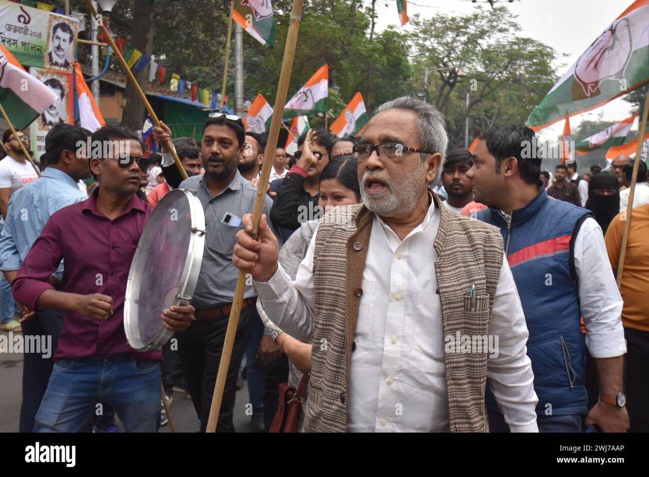 Kalkutta, Westbengalen, Indien. Februar 2024. Der Indische Nationalkongress organisiert einen protestmarsch vom Subodh Mullick Square zum Polizeipräsidium von Kalkutta in Lalbazar, in dem vermeintliche Unruhen und Vergewaltigungen von Frauen in Sandeshkhali, Sundarbans, sowie vermeintliche Misserfolge der Polizeiverwaltungen verurteilt werden. Die Partei fordert vehement die Verhaftung von Shaik Shajahan, einem Vorsitzenden des Trinamool-Kongresses, und anderen TMC-Mitgliedern, die an den Vorfällen beteiligt waren. Während auf den Straßen Widerhall von Meinungsverschiedenheiten ertönen, betonen Demonstranten die unmittelbare Notwendigkeit von Gerechtigkeit und Rechenschaftspflicht. Die Rallye unter Stockfoto