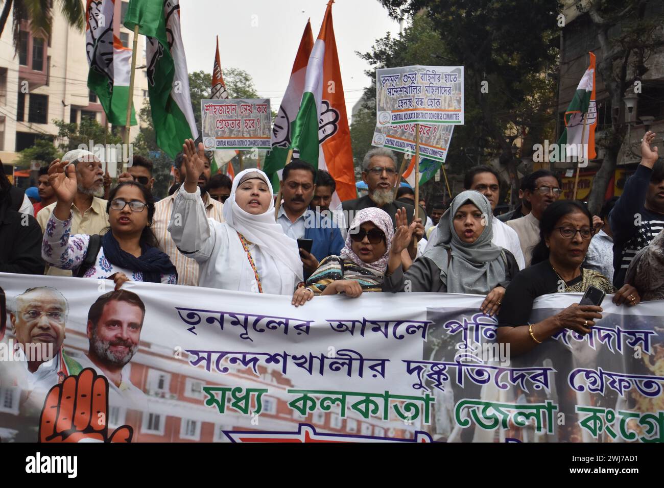 Kalkutta, Westbengalen, Indien. Februar 2024. Der Indische Nationalkongress organisiert einen protestmarsch vom Subodh Mullick Square zum Polizeipräsidium von Kalkutta in Lalbazar, in dem vermeintliche Unruhen und Vergewaltigungen von Frauen in Sandeshkhali, Sundarbans, sowie vermeintliche Misserfolge der Polizeiverwaltungen verurteilt werden. Die Partei fordert vehement die Verhaftung von Shaik Shajahan, einem Vorsitzenden des Trinamool-Kongresses, und anderen TMC-Mitgliedern, die an den Vorfällen beteiligt waren. Während auf den Straßen Widerhall von Meinungsverschiedenheiten ertönen, betonen Demonstranten die unmittelbare Notwendigkeit von Gerechtigkeit und Rechenschaftspflicht. Die Rallye unter Stockfoto