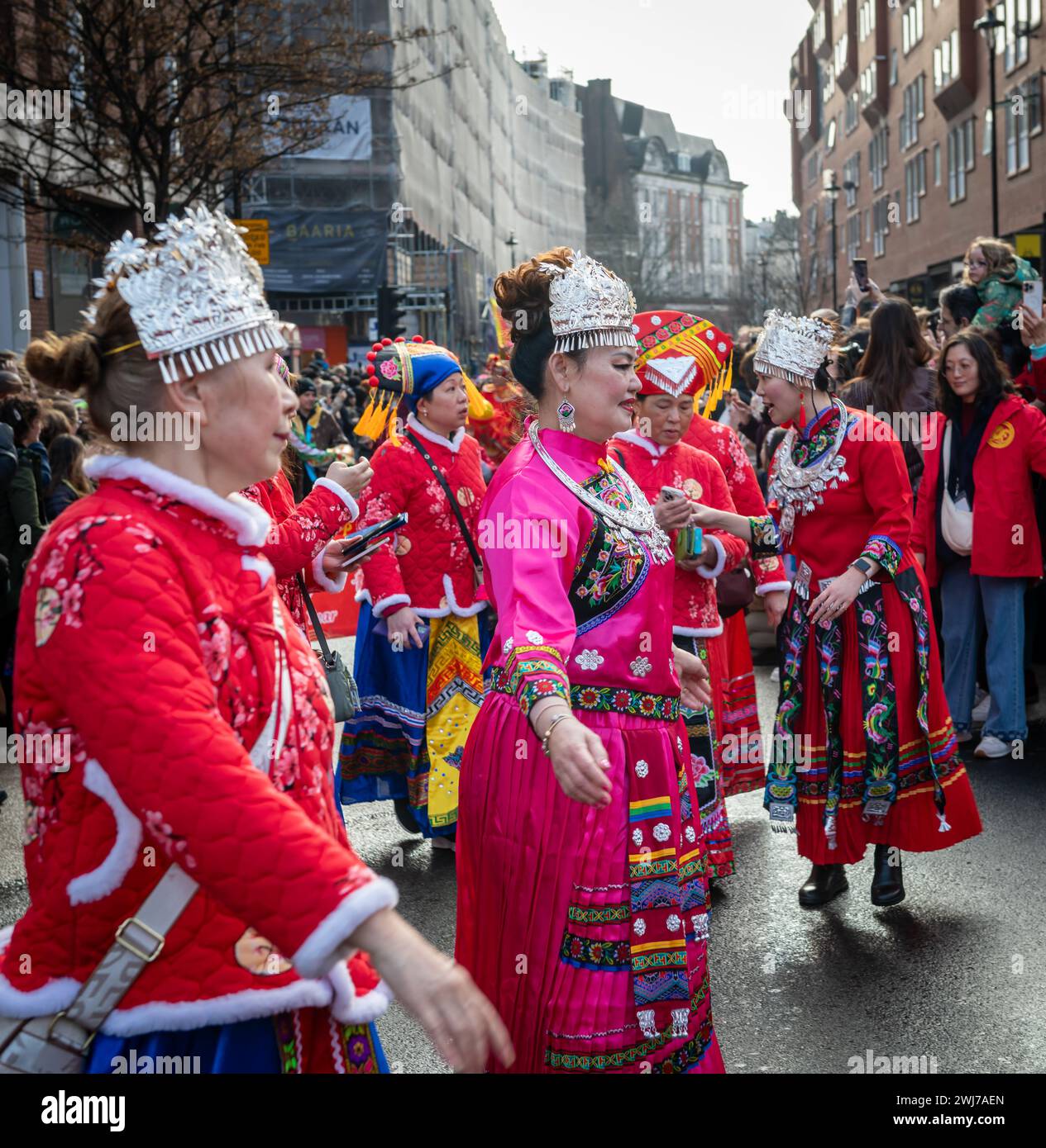 London. UK- 02.11.2024. Eine Gruppe älterer Frauen, die an der Parade des chinesischen Neujahrsfestes teilnehmen, in traditionellen ethnischen Kostümen. Stockfoto