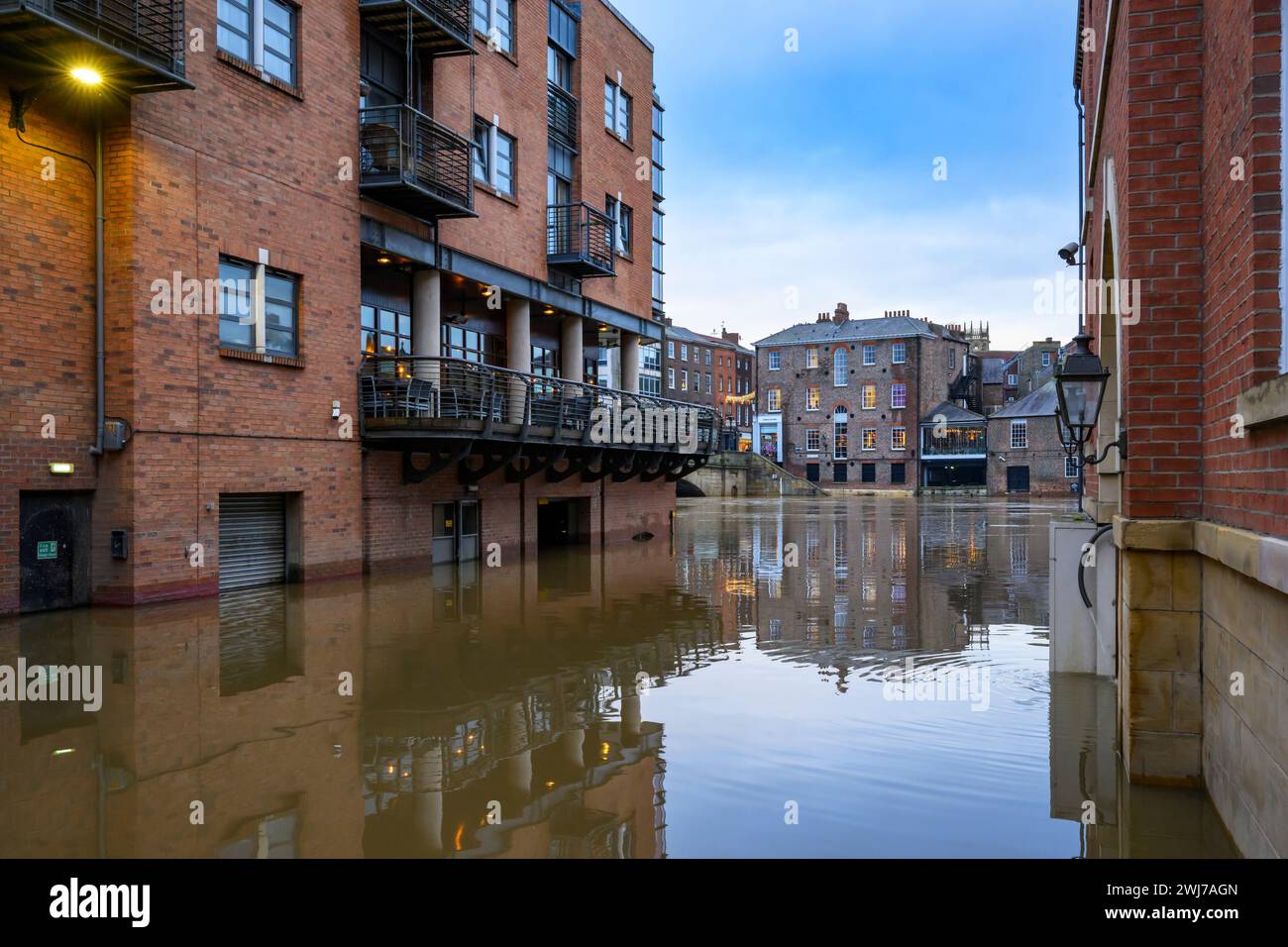 Der Fluss Ouse brach nach starkem Regen über die Ufer (Flussufer unter Hochwasser getaucht, Pub-Gebäude überschwemmt) - York, North Yorkshire, England, Vereinigtes Königreich. Stockfoto