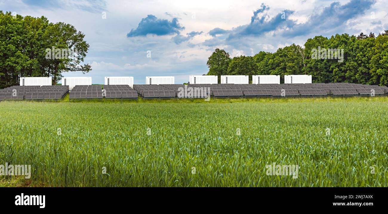 Ein modernes Solarfeld mit Batteriespeicher in der Natur Stockfoto