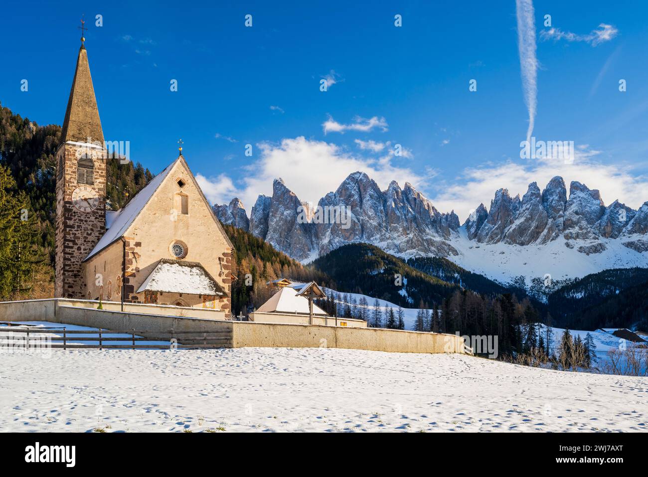 Kirche St. Magdalena mit Geislergruppe im Hintergrund, Dolomiten, Villnoss-Funes, Südtirol, Italien Stockfoto
