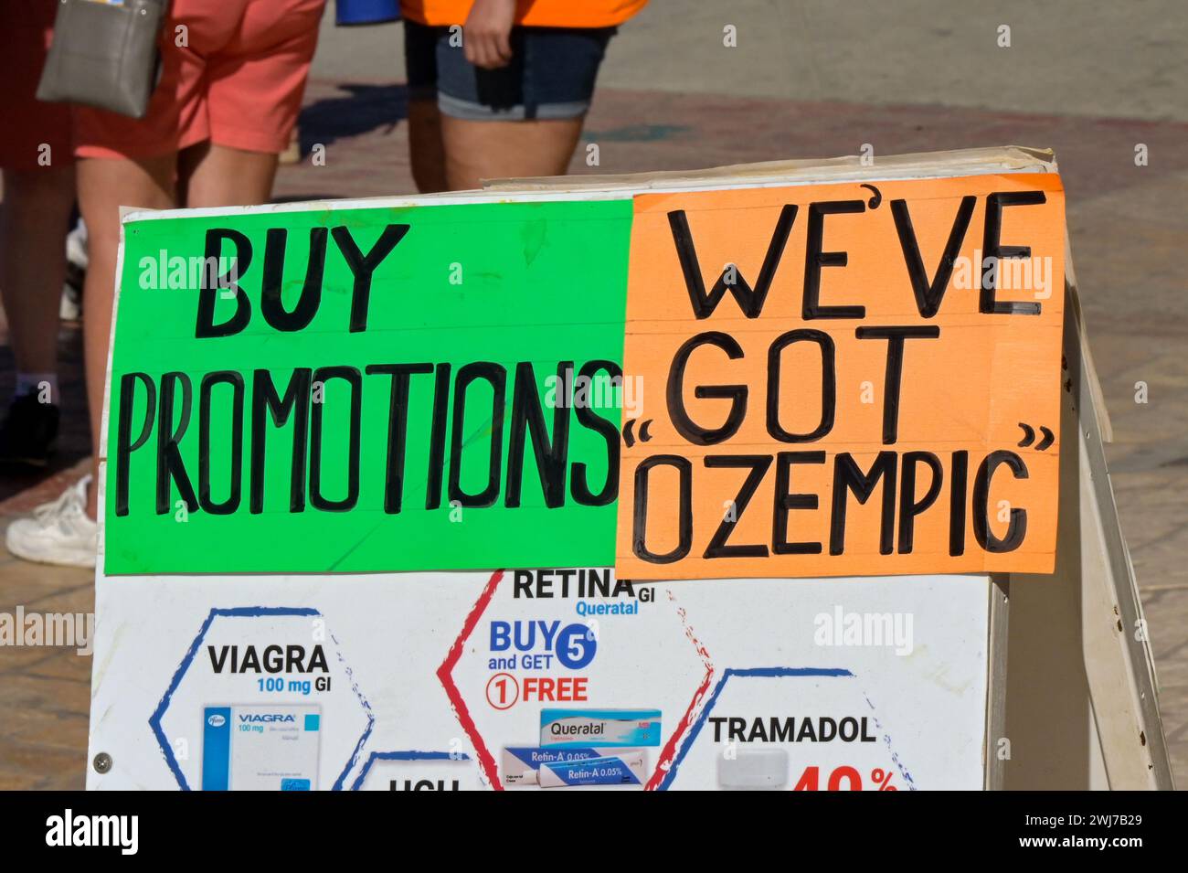 Cabo San Lucas. Mexiko - 14. Januar 2024: Schild vor dem Eingang zu einer der Apotheken des Resorts, die rezeptfreie Medikamente an Touristen verkauft Stockfoto
