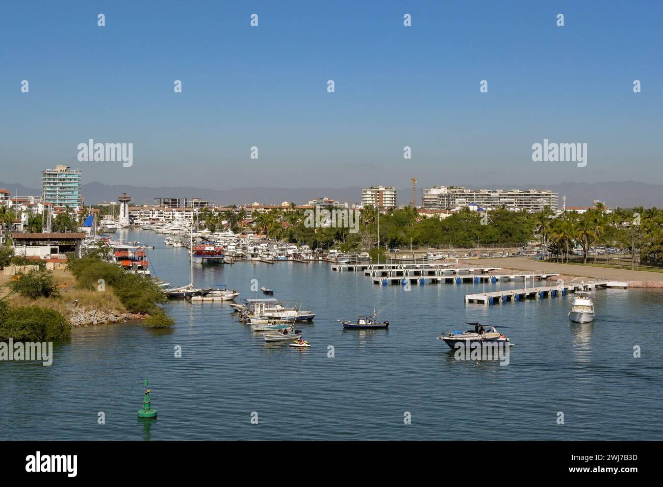 Puerto Vallarta, Mexiko - 15. Januar 2024: Malerischer Blick auf den Yachthafen in Puerto Vallarta Stockfoto