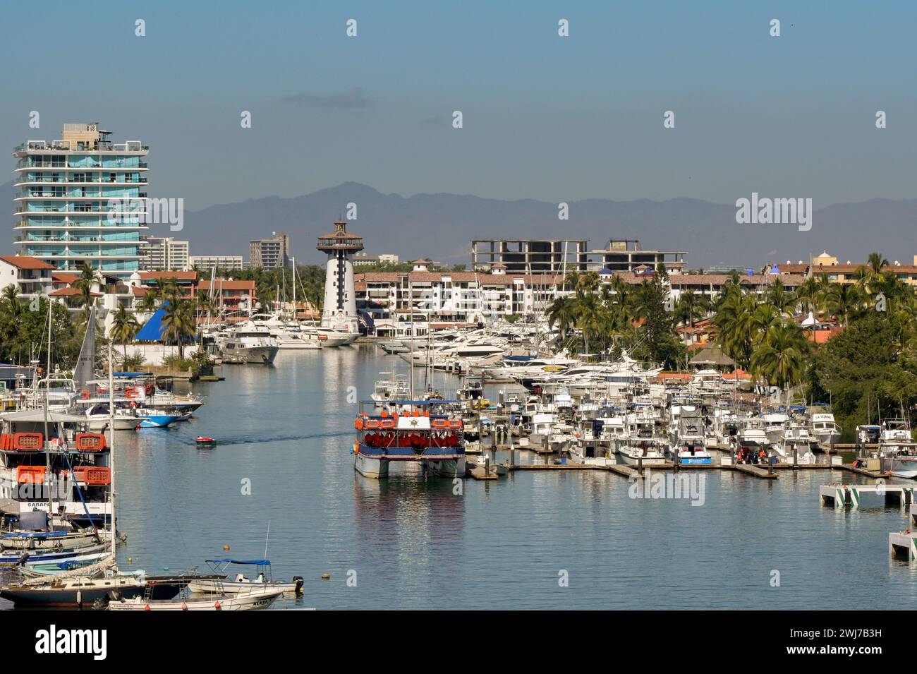 Puerto Vallarta, Mexiko - 15. Januar 2024: Malerischer Blick auf den Yachthafen in Puerto Vallarta Stockfoto