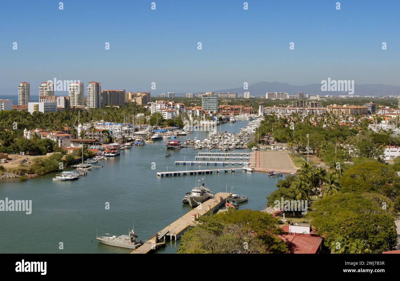 Puerto Vallarta, Mexiko - 15. Januar 2024: Malerischer Blick auf den Yachthafen in Puerto Vallarta Stockfoto