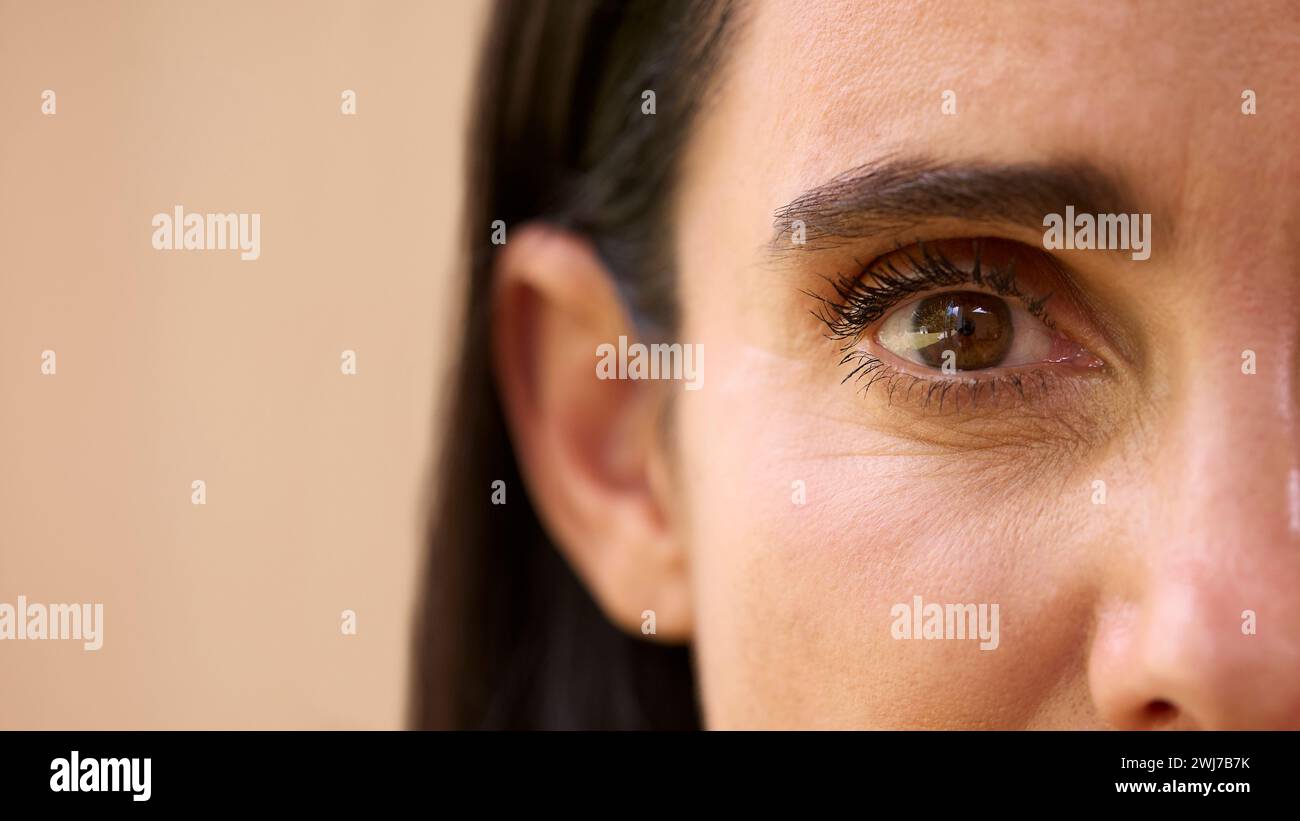 Nahaufnahme Schönheitsprofil Des Auges Der Reifen Frau Vor Natürlichem Hintergrund Stockfoto
