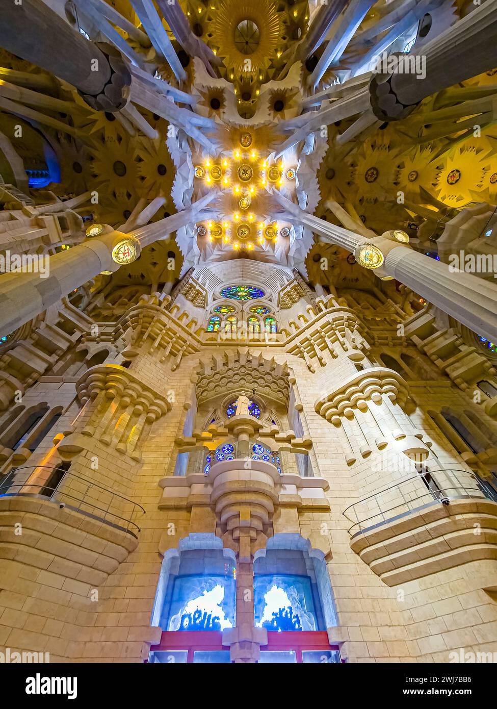 Buntglasfenster zieren den oberen Teil eines majestätischen Gebäudes Stockfoto