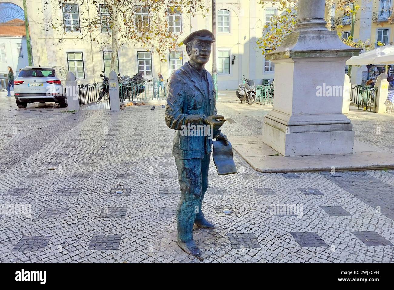 "O Cauteleiro", Bronzestatue eines Lottoverkäufers, im Largo Trindade Coelho in Chiado, Lissabon, Portugal Stockfoto