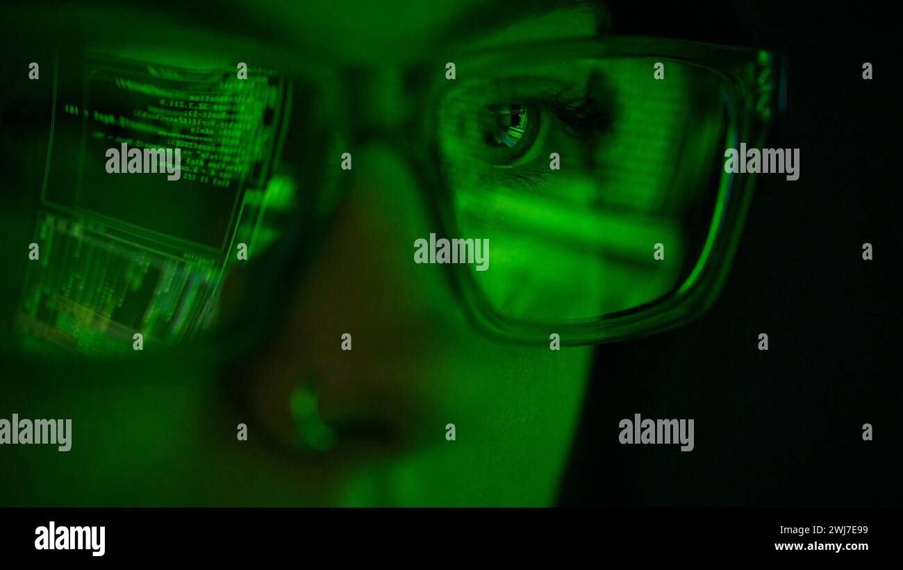 Nahaufnahme Des Bildschirms Reflektiert In Brille Von Weiblichem Computer-Hacker, Der Code Schreibt Stockfoto
