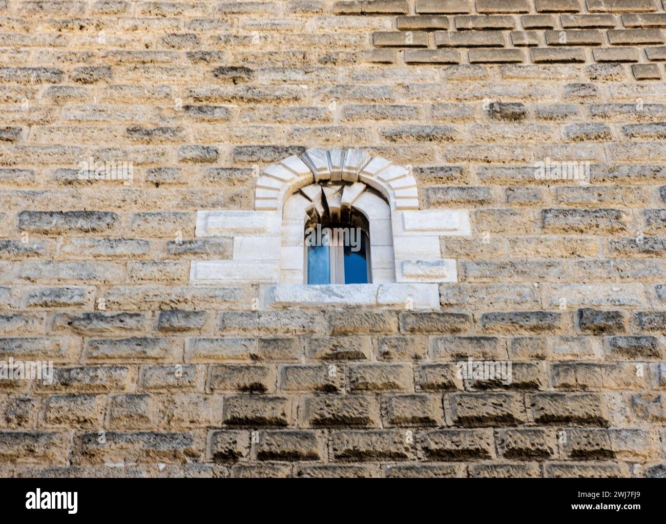 Ein Stufenfenster in den Festungsmauern der Norman-Schwäbischen Burg im historischen Stadtzentrum von Bari, Region Apulien, (Apulien), Süditalien, Stockfoto