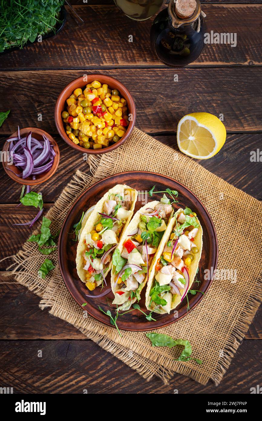 Mexikanische Tacos mit Hühnerfleisch, Mais und Salsa. Gesunde Tacos. Diätmenü. Mexikanischer Taco. Draufsicht, flach Stockfoto