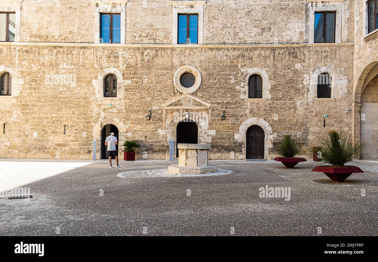 Der Innenhof der normannischen Schwäbischen Burg ( Castello Normanno Svevo) im historischen Stadtzentrum von Bari, Region Apulien, (Apulien), Süditalien, Stockfoto