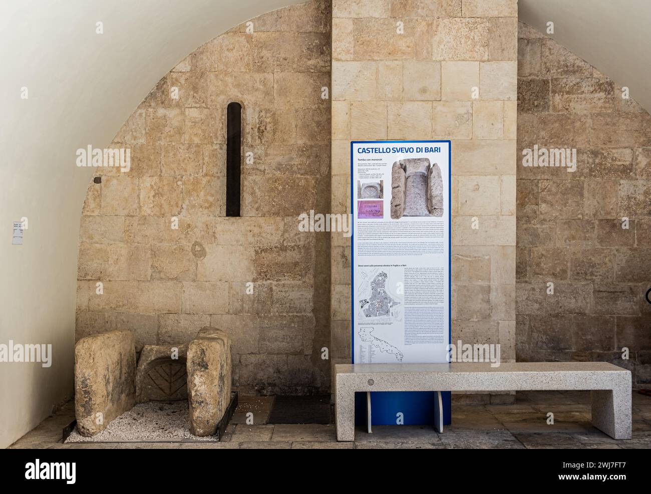 Der Innenhof der normannischen Schwäbischen Burg ( Castello Normanno Svevo) im historischen Stadtzentrum von Bari, Region Apulien, (Apulien), Süditalien, E Stockfoto