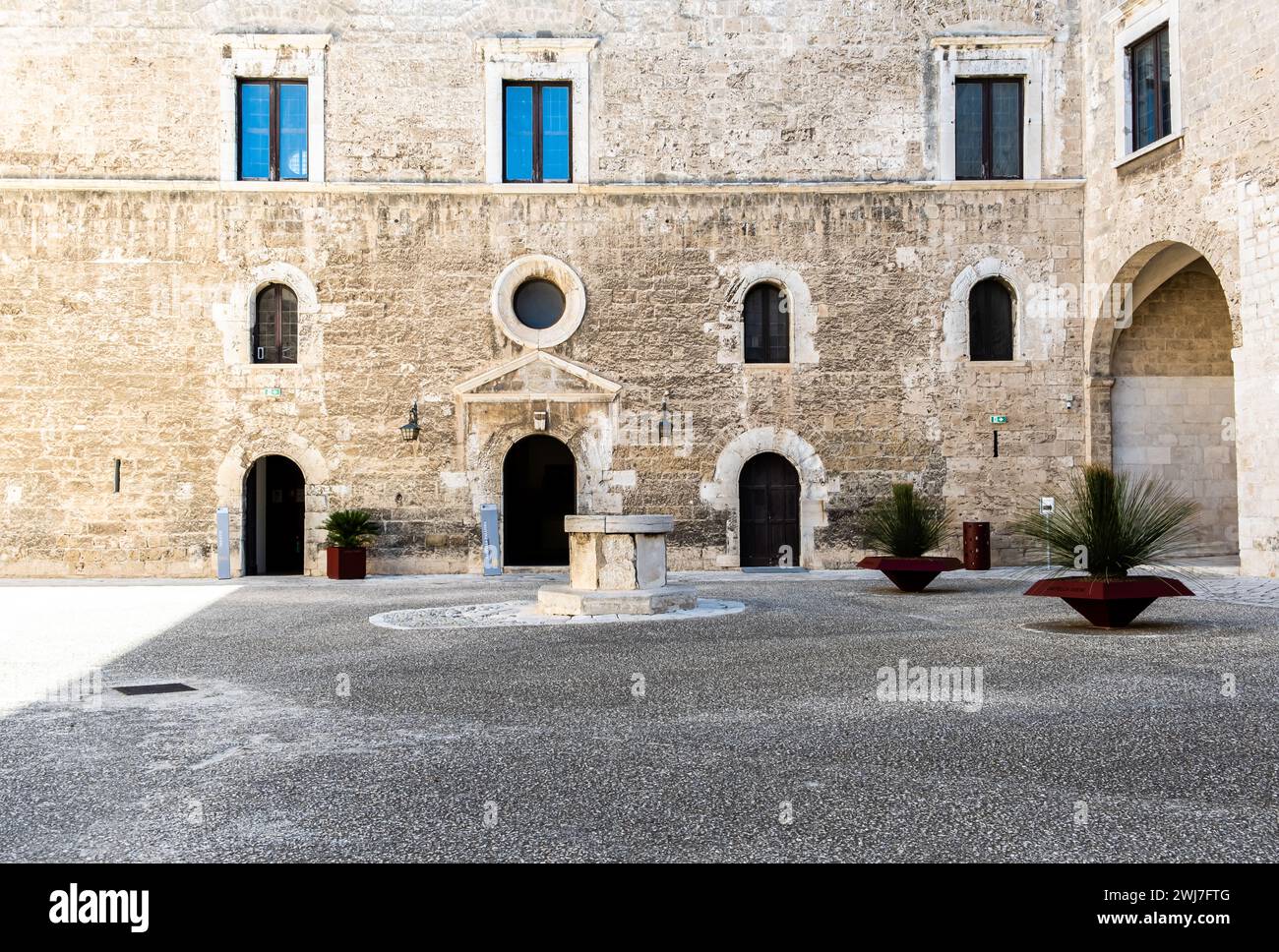 Der Innenhof der normannischen Schwäbischen Burg ( Castello Normanno Svevo) im historischen Stadtzentrum von Bari, Region Apulien, (Apulien), Süditalien, E Stockfoto