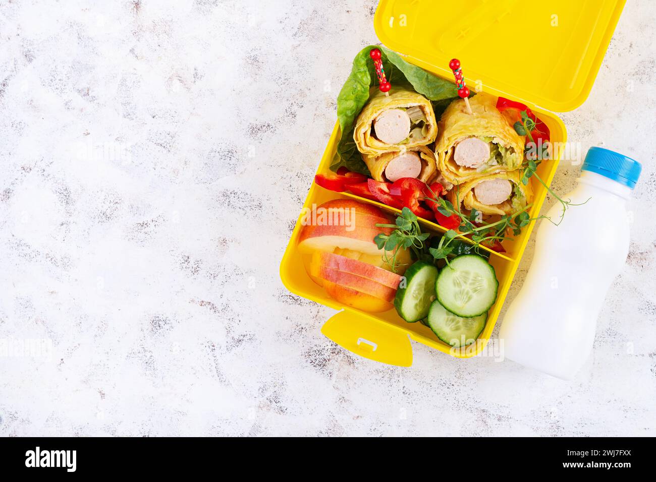 Schulbrotdose mit Wurstbrötchen in Omelette mit Lavash. Lunchbox. Keto-Mittagessen. Draufsicht, flach Stockfoto