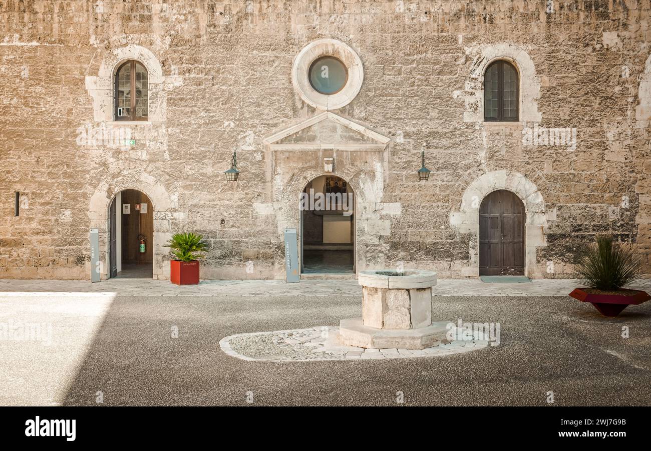 Der Innenhof der normannischen Schwäbischen Burg ( Castello Normanno Svevo) im historischen Stadtzentrum von Bari, Region Apulien, (Apulien), Süditalien, E Stockfoto