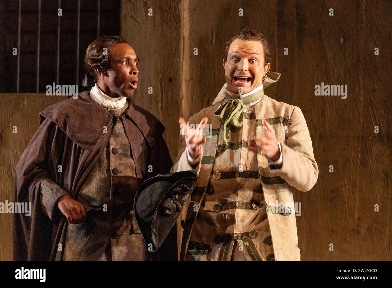 l-r: Innocent Masuku (Graf Almaviva), Charles Rice (Figaro) im BARBIER VON SEVILLA an der English National Opera (ENO), London Coliseum, London WC2 12/02/2024 Musik: Gioachino Rossini Libretto: Cesare Sterbini Dirigent: Roderick Cox Design: Tanya McCallin Original Beleuchtung: Tom Mannings Original Regisseur: Jonathan Miller Stockfoto