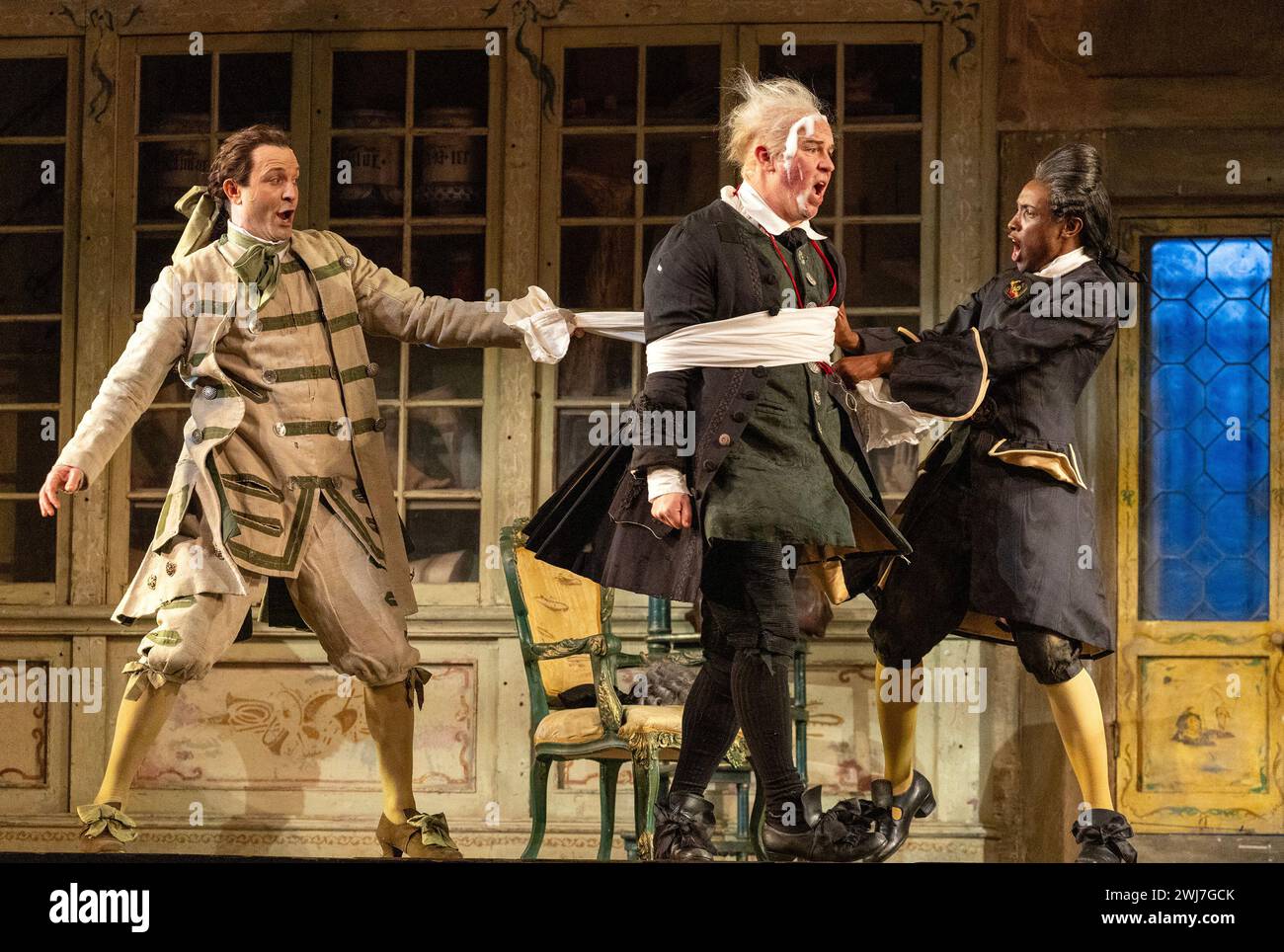 l-r: Charles Rice (Figaro), Simon Bailey (Doktor Bartolo), Innocent Masuku (Graf Almaviva) im BARBIER VON SEVILLA an der English National Opera (ENO), London Coliseum, London WC2 12/02/2024 Musik: Gioachino Rossini Libretto: Cesare Sterbini Dirigent: Roderick Cox Design: Tanya McCallin Originalbeleuchtung: Tom Mannings Originalregisseur: Jonathan Miller Stockfoto