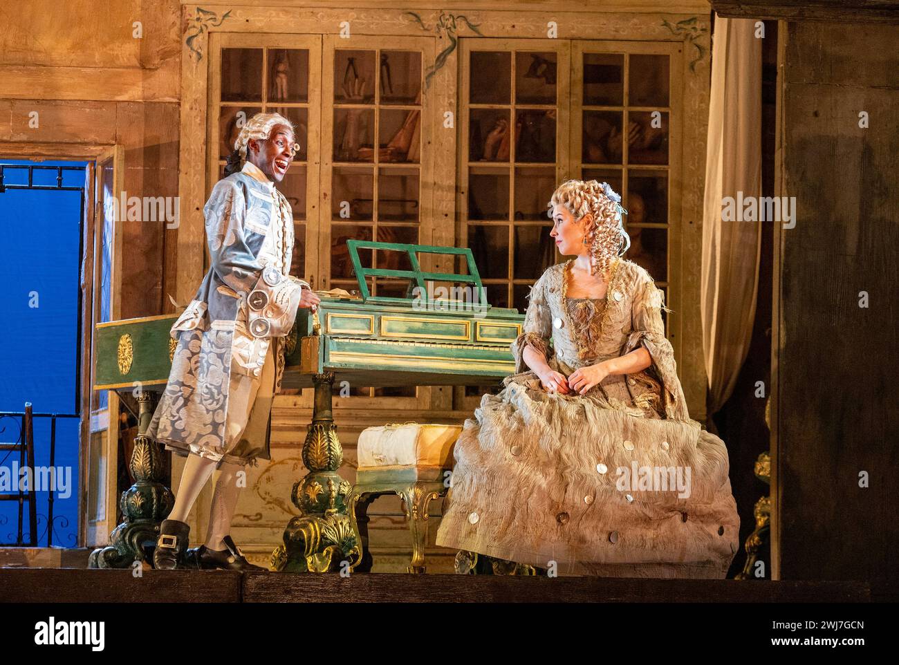 Innocent Masuku (Graf Almaviva), Anna Devin (Rosina) im BARBIER VON SEVILLA an der English National Opera (ENO), London Coliseum, London WC2 12/02/2024 Musik: Gioachino Rossini Libretto: Cesare Sterbini Dirigent: Roderick Cox Design: Tanya McCallin Original Beleuchtung: Tom Mannings ursprünglicher Regisseur: Jonathan Miller Stockfoto