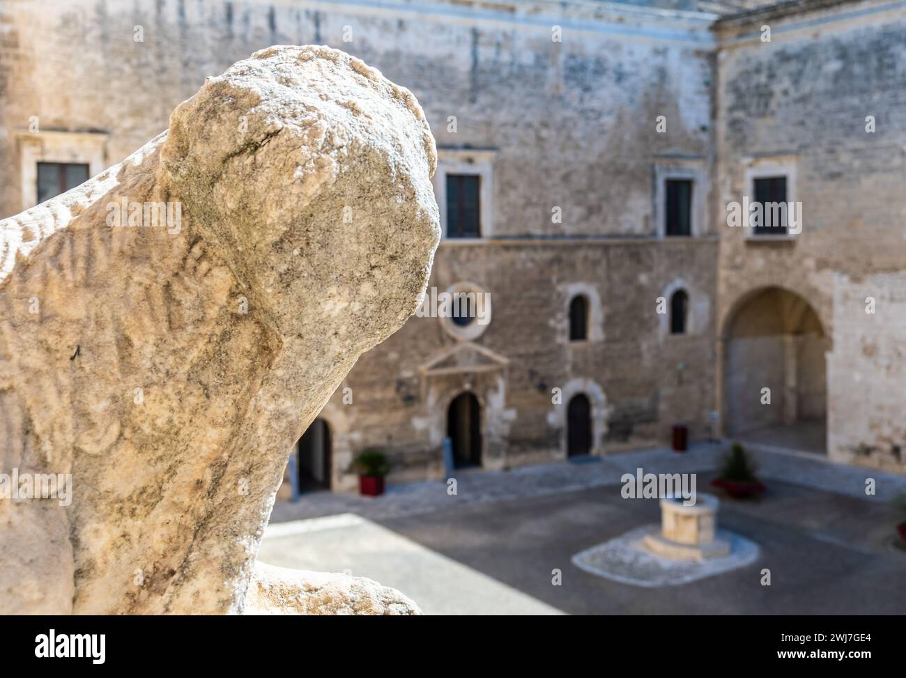 Der Innenhof der normannischen Schwäbischen Burg ( Castello Normanno Svevo) im historischen Stadtzentrum von Bari, Region Apulien, (Apulien), Süditalien, E Stockfoto