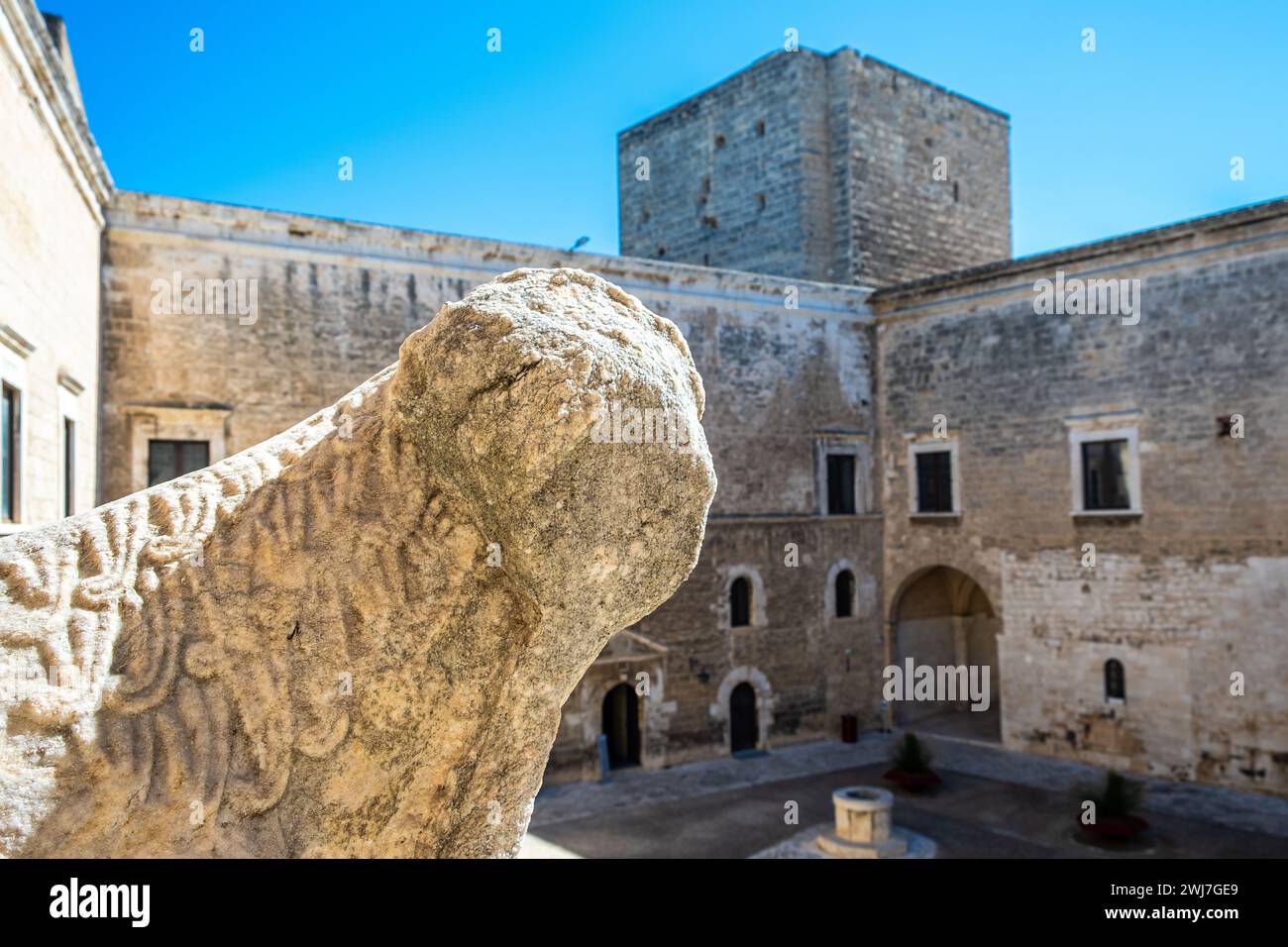 Der Innenhof der normannischen Schwäbischen Burg ( Castello Normanno Svevo) im historischen Stadtzentrum von Bari, Region Apulien, (Apulien), Süditalien, E Stockfoto