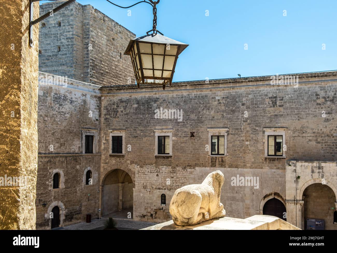 Der Innenhof der normannischen Schwäbischen Burg ( Castello Normanno Svevo) im historischen Stadtzentrum von Bari, Region Apulien, (Apulien), Süditalien, E Stockfoto