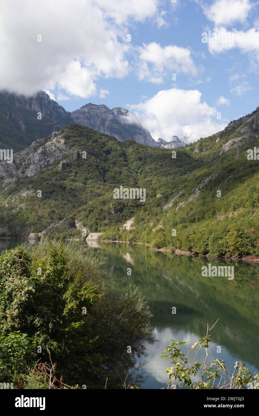 Der Jablanicko-See in den Dinarischen Alpen in Bosnien-Herzegowina liegt an der Hauptstrecke von Sarajevo nach Mostar. Stockfoto