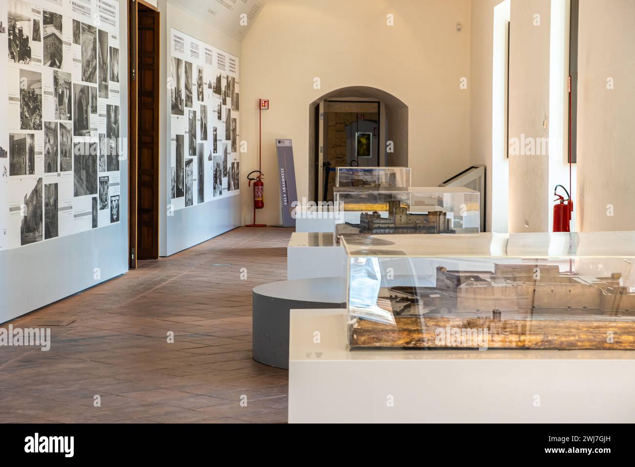 Ausstellungsraum der normannischen Schwäbischen Burg ( Castello Normanno Svevo) im historischen Stadtzentrum von Bari, Region Apulien, (Apulien), Süditalien Stockfoto