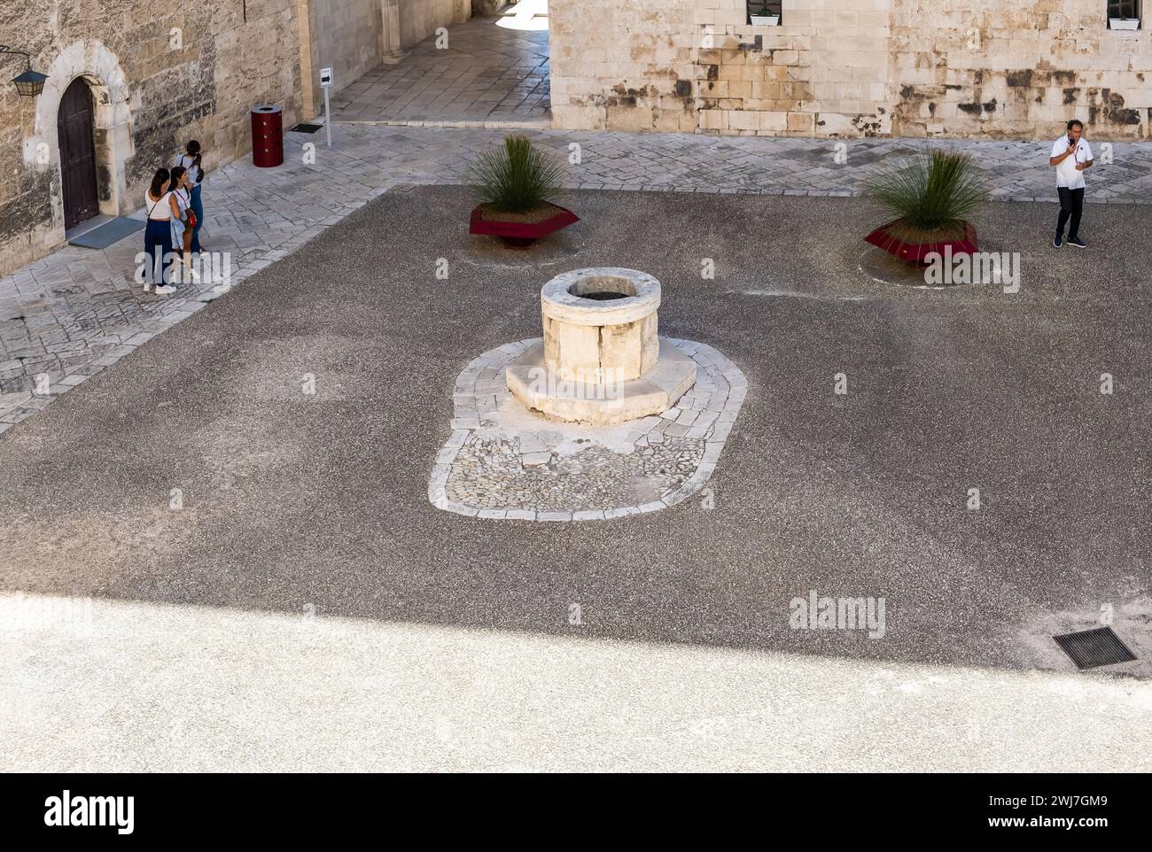 Der Innenhof der normannischen Schwäbischen Burg ( Castello Normanno Svevo) im historischen Stadtzentrum von Bari, Region Apulien, (Apulien), Süditalien, E Stockfoto