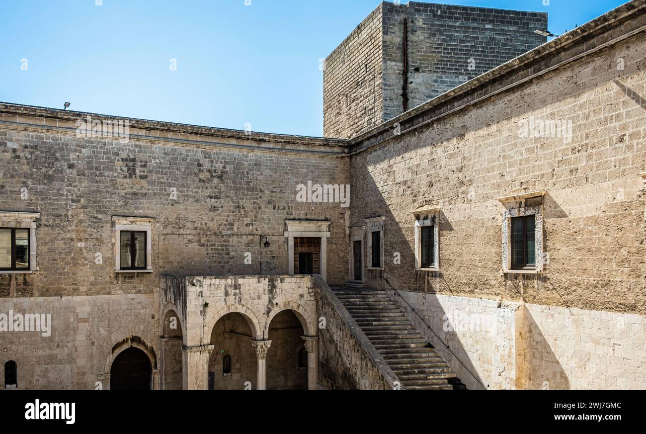 Der Innenhof der normannischen Schwäbischen Burg ( Castello Normanno Svevo) im historischen Stadtzentrum von Bari, Region Apulien, (Apulien), Süditalien, E Stockfoto