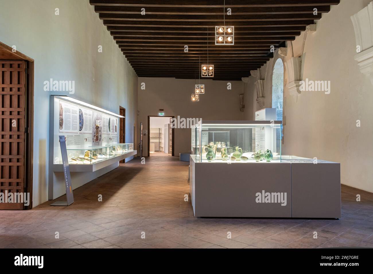Ausstellungsraum der normannischen Schwäbischen Burg ( Castello Normanno Svevo) im historischen Stadtzentrum von Bari, Region Apulien, (Apulien), Süditalien Stockfoto