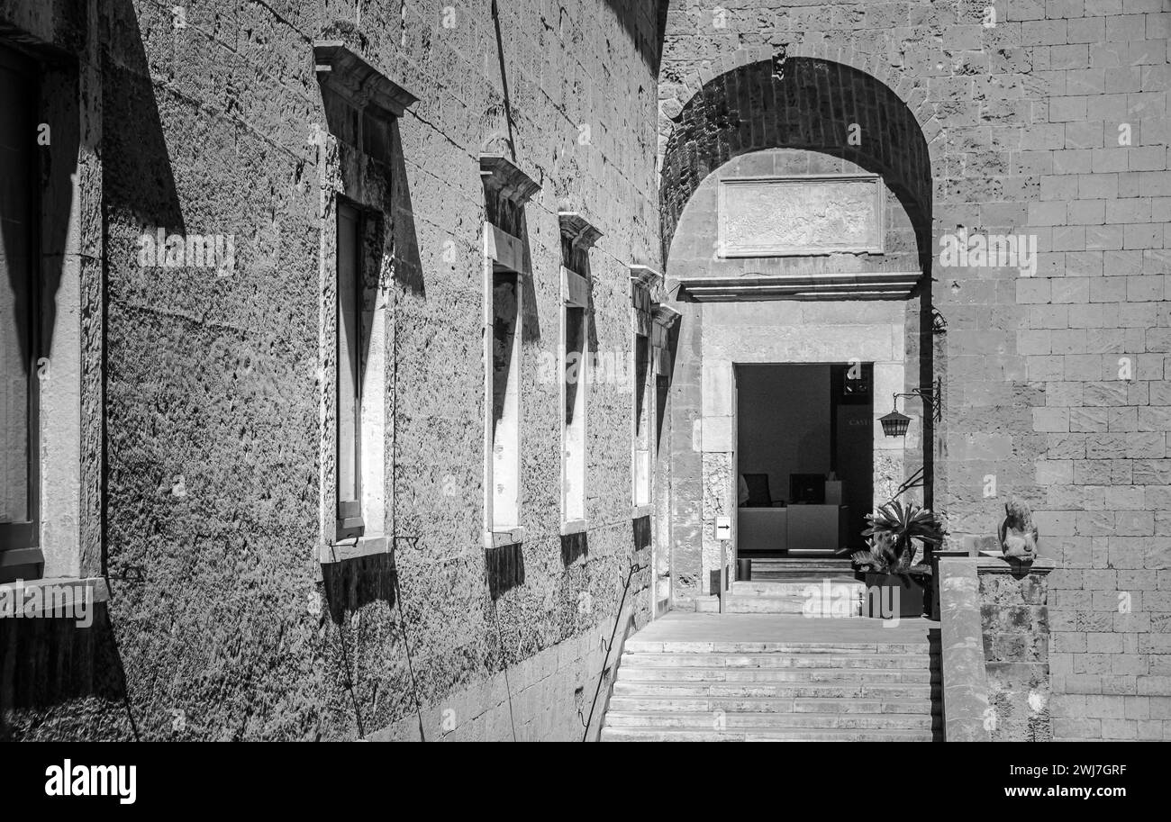 Der Innenhof der normannischen Schwäbischen Burg ( Castello Normanno Svevo) im historischen Stadtzentrum von Bari, Region Apulien, (Apulien), Süditalien, E Stockfoto