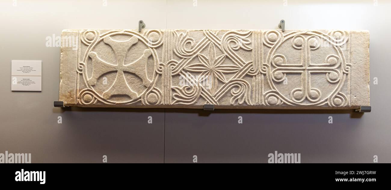 Platte mit Dekoration (11. Jahrhundert) in der Gipsgussgalerie der normannischen Schwäbischen Burg ( Castello Normanno Svevo) Bari, Region Apulien, (Apulien) Stockfoto