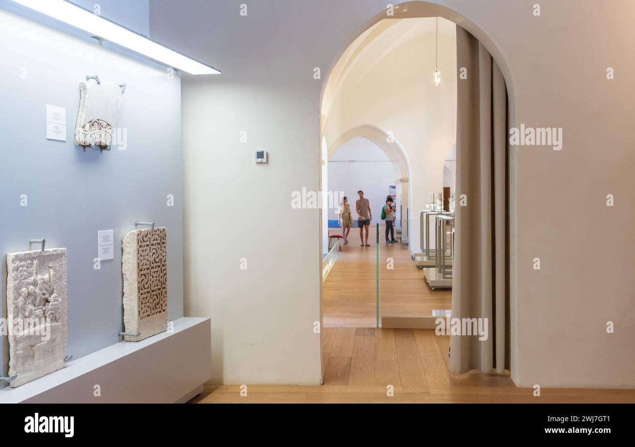 Gipsgussmalerie der normannischen Schwäbischen Burg ( Castello Normanno Svevo) im historischen Stadtzentrum von Bari, Region Apulien, (Apulien), Süden Stockfoto