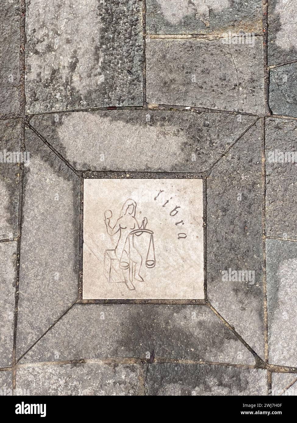 Roccabianca, Parma, Italien - 31. dezember 2023 astrologische esoterische Schilderfliesen auf dem Boden in der Innenstadt von Roccabianca im Herzogtum Parma, Italien Stockfoto