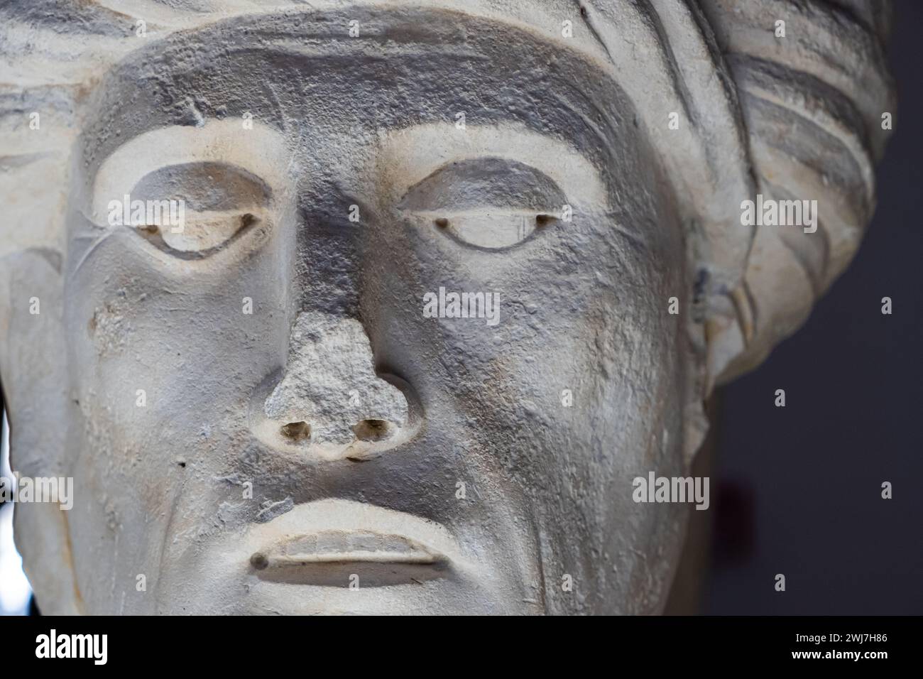 Dekoratives Element, das einen Sarazenkopf in der Gipsgussgalerie der normannischen Schwäbischen Burg (Castello Normanno Svevo) Bari, Apulien (Apuli) darstellt Stockfoto