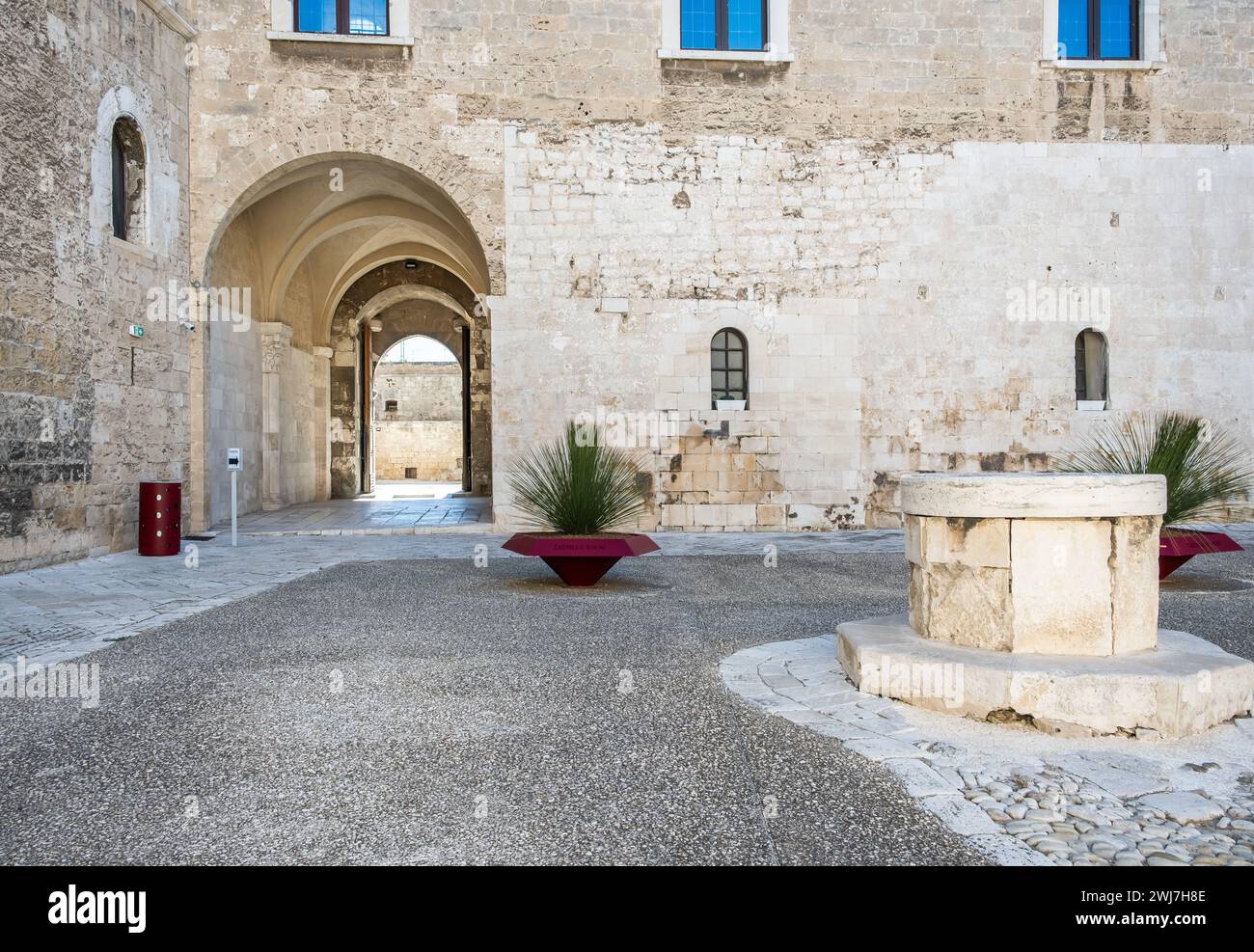Der Innenhof der normannischen Schwäbischen Burg ( Castello Normanno Svevo) im historischen Stadtzentrum von Bari, Region Apulien, (Apulien), Süditalien, E Stockfoto