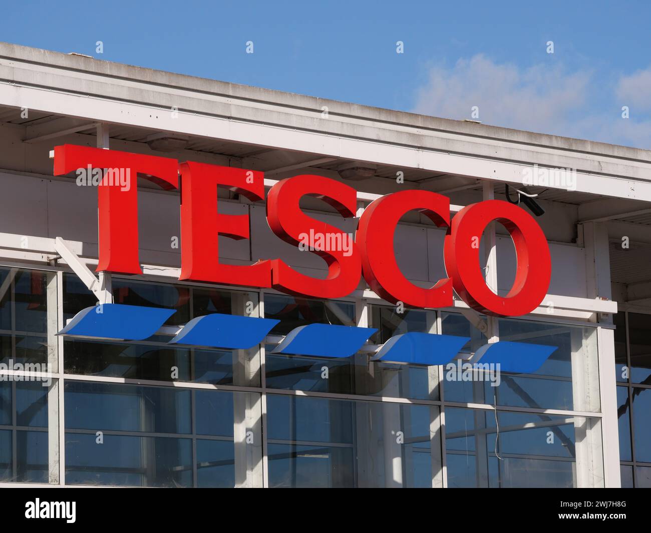 Tesco-Logo auf der Ladenfront des Supermarkts. Stockfoto