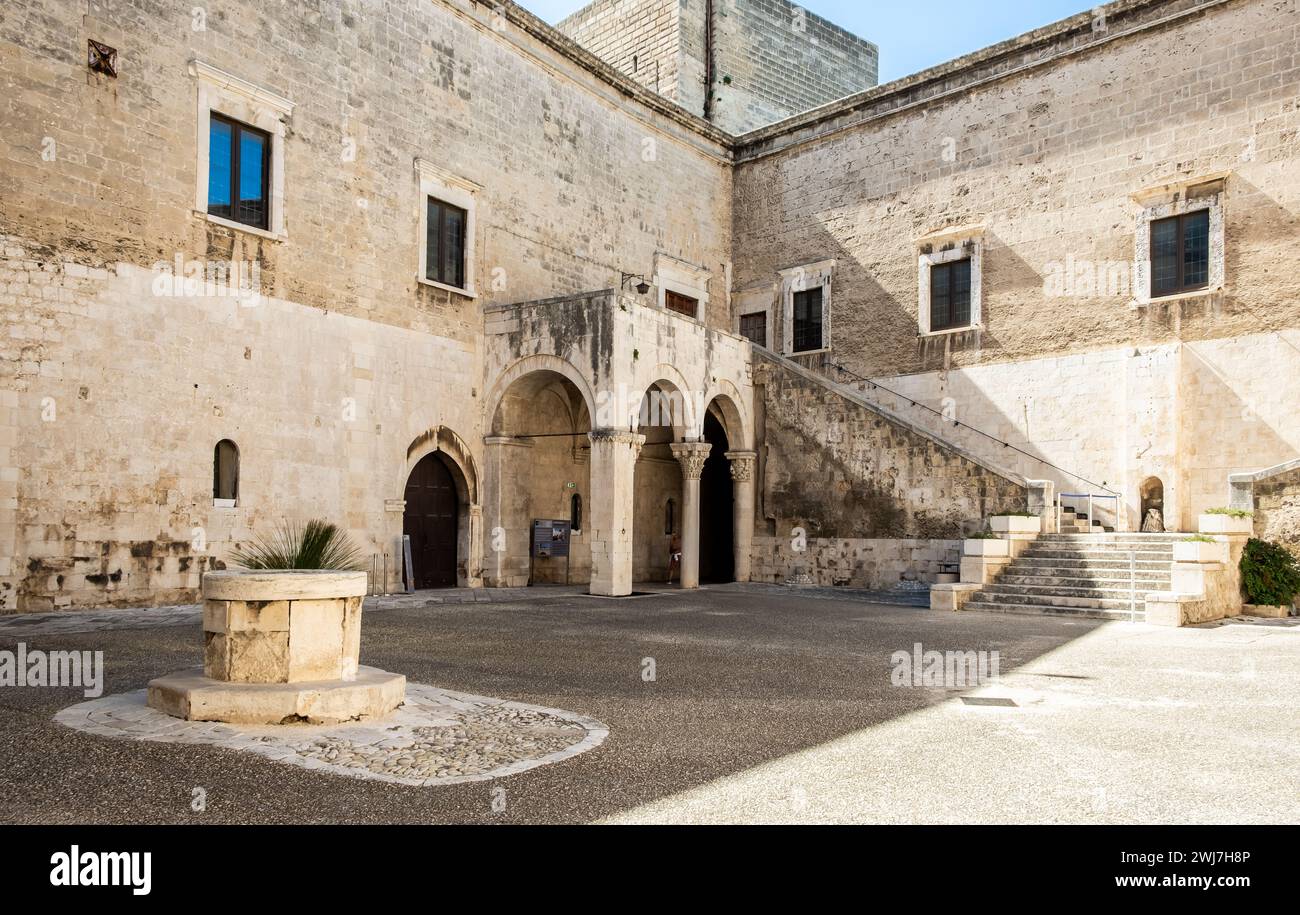Der Innenhof der normannischen Schwäbischen Burg ( Castello Normanno Svevo) im historischen Stadtzentrum von Bari, Region Apulien, (Apulien), Süditalien, E Stockfoto