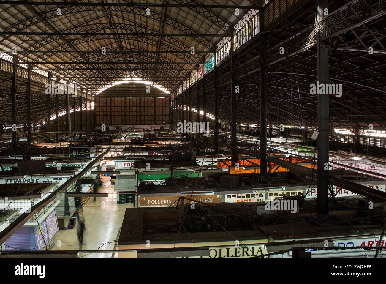 Aus der Vogelperspektive auf die Innenstruktur und die Decke des zentralen Markts von Abaceria in Barcelona Stockfoto