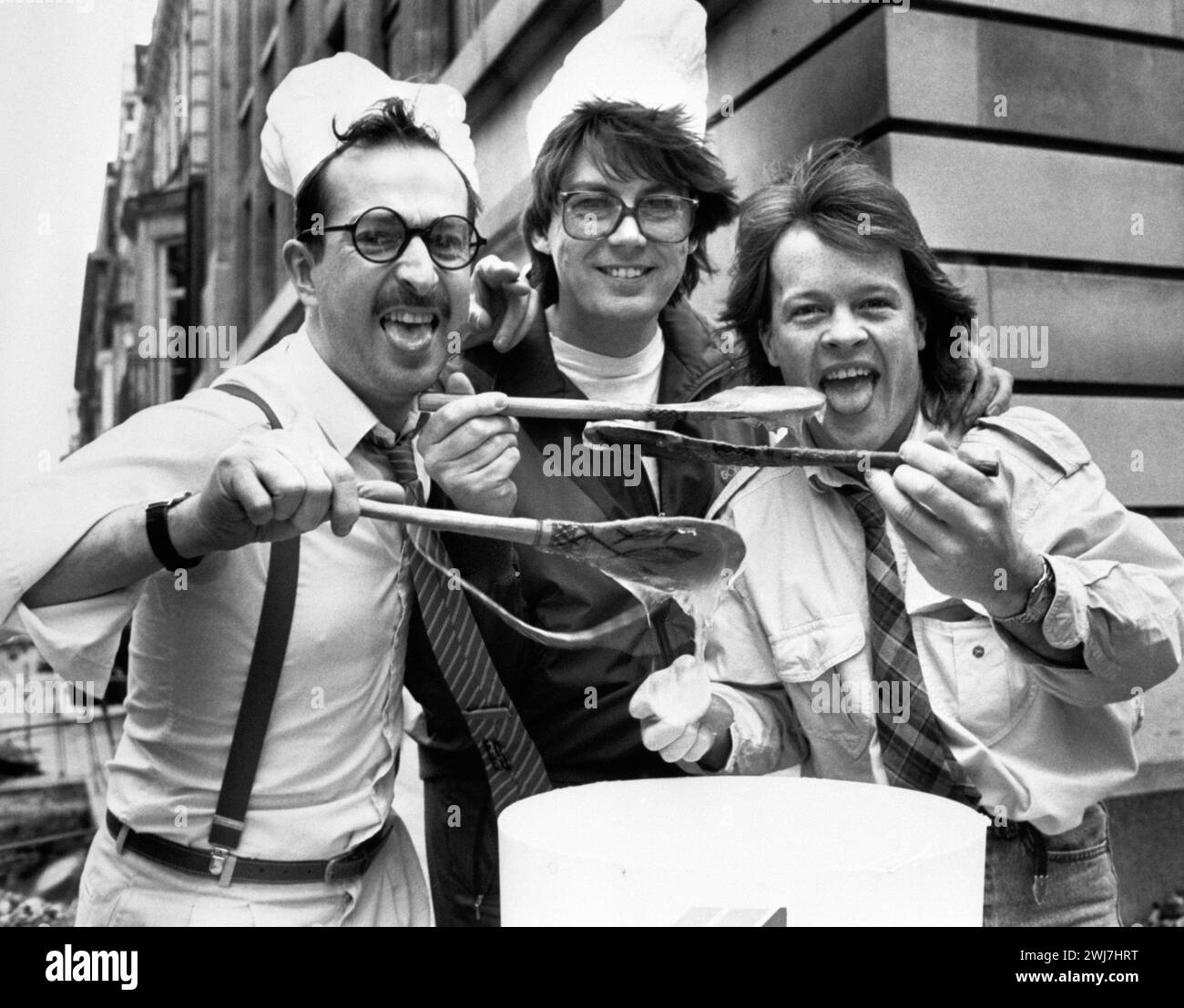 Dateifoto vom 01/88 von Radio 1 DJ's (von links nach rechts) Steve Wright, Mike Read, und Bruno Brooks schürt in London ein böses Brauen an, während sie sich auf die Unterstützung von Comic Relief vorbereiten, wo die Hörer entscheiden werden, wer live im Fernsehen in eine Schleimwanne fallen wird. Er starb im Alter von 69 Jahren, laut BBC News. In einer Erklärung, die Wrights Familie BBC News mitteilte, heißt es: "Mit tiefer Trauer und tiefem Bedauern verkünden wir den Tod unseres geliebten Steve Wright." Stockfoto